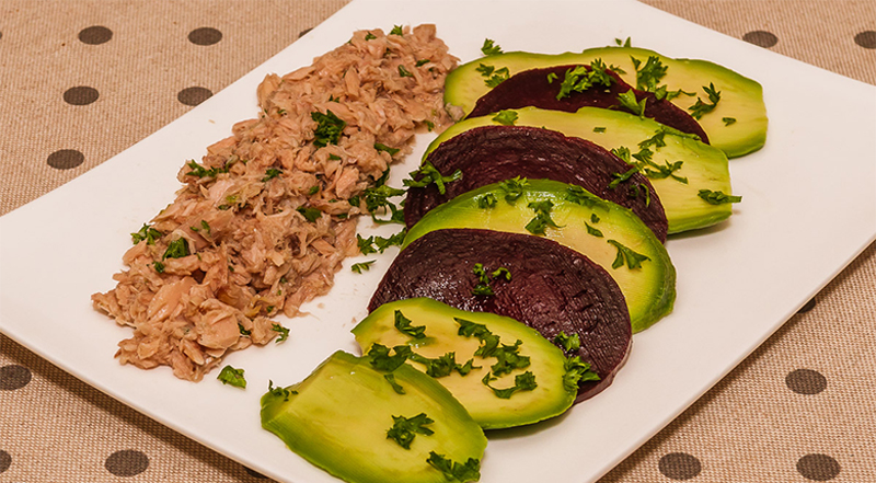 Salade d’avocat, betterave et thon