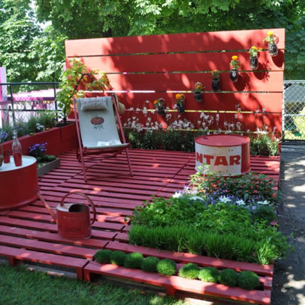 12/ Une terrasse en palettes rouge pour un contraste avec la verdure