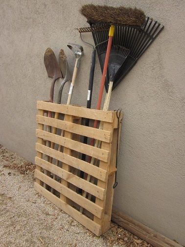 2/ Un rack à outils de jardin avec une seule palette