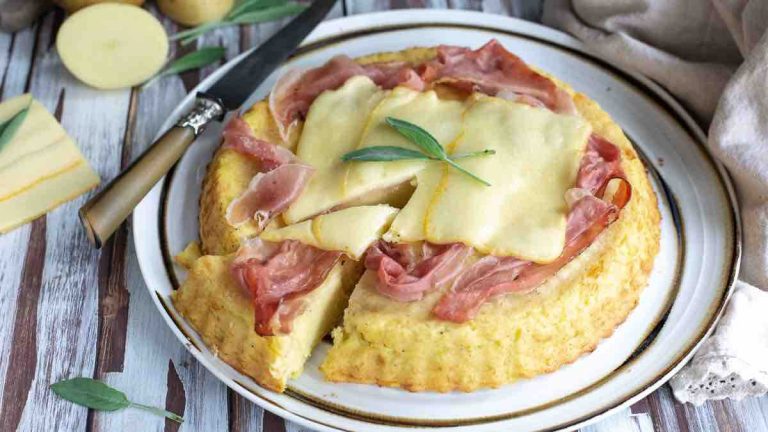 Gâteau de pommes de terre au jambon et au fromage