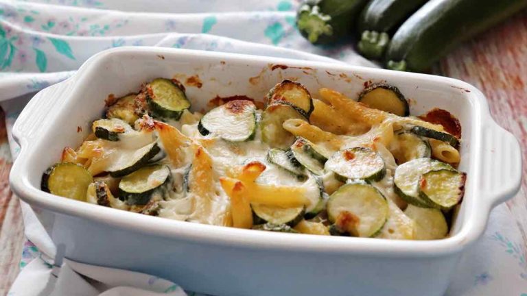 Les pâtes aux courgettes et à la béchamel