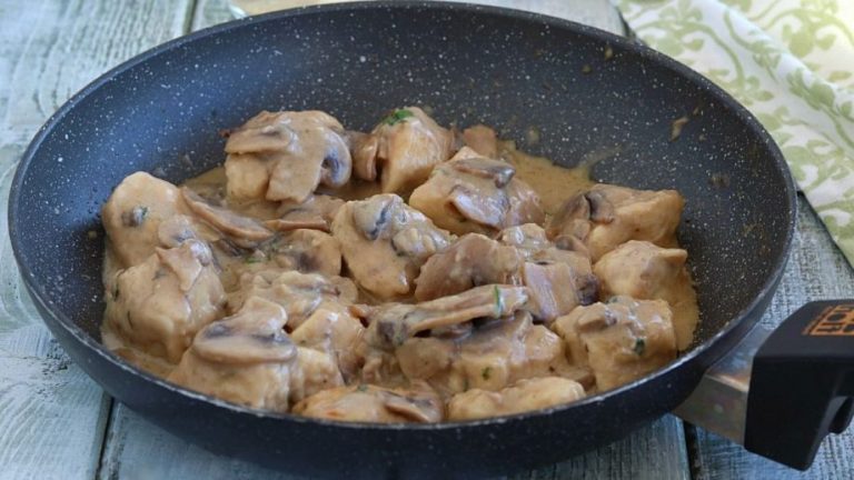 Blancs de poulet aux champignons crémeux au lait