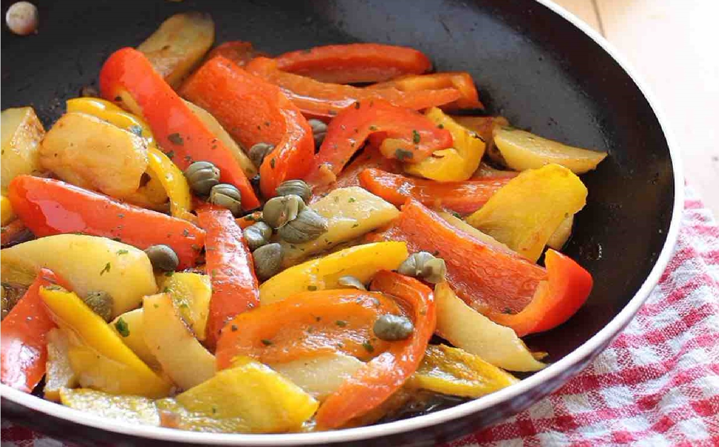 Recette Pomme De Terre Poivron Tomate Oignon Recette poivrons et pommes de terre poêlés - Bon À Savoir