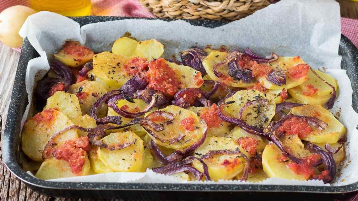 Recette pommes de terre oignon tomate au four - Bon À Savoir