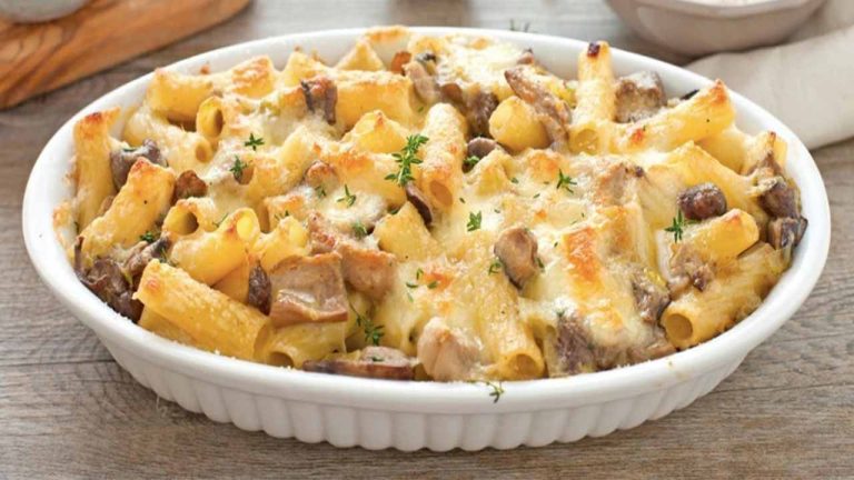 Macaroni gratiné aux champignons et mozzarella