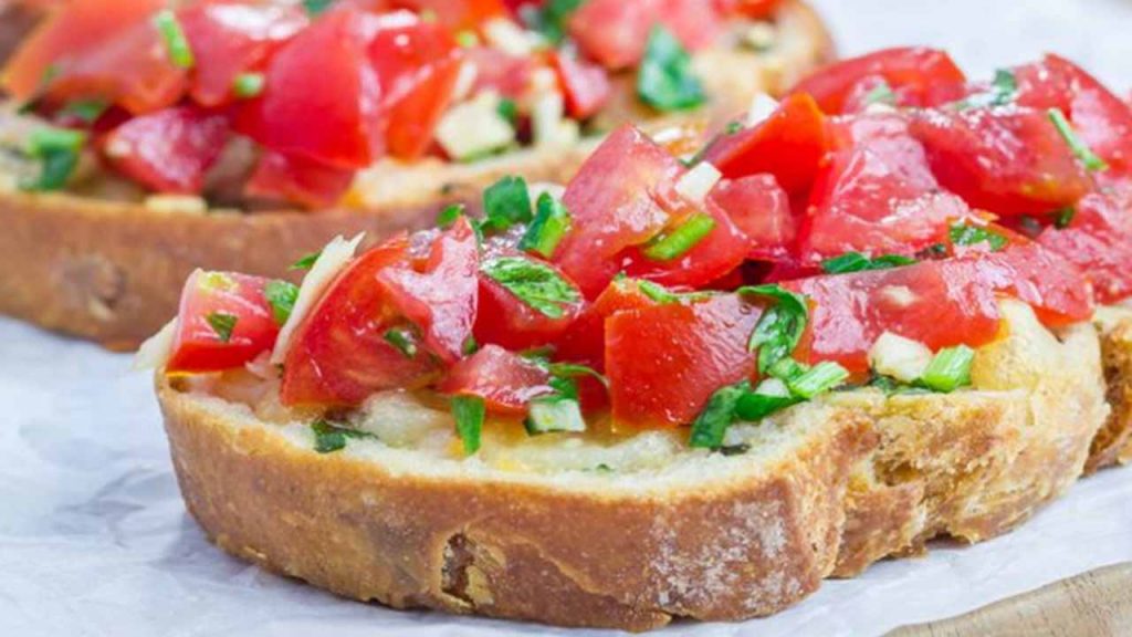 Pains grillés à l'ail et tomates façon bruschetta