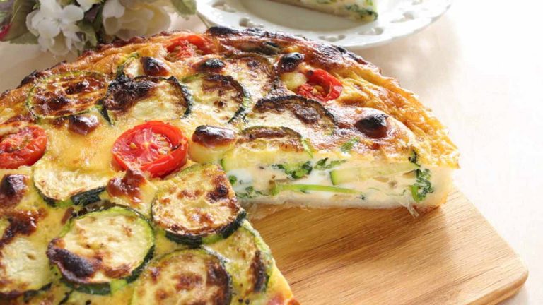 Quiche sans pâte aux courgettes, tomates cerises et mozzarella