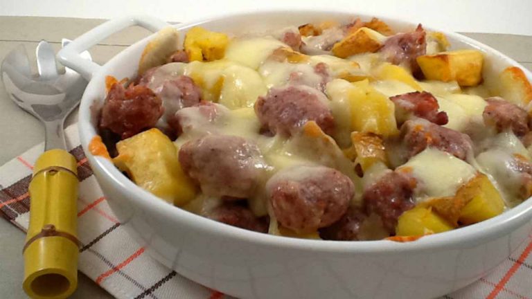 Saucisse et pommes de terre au fromage, recette savoureuse