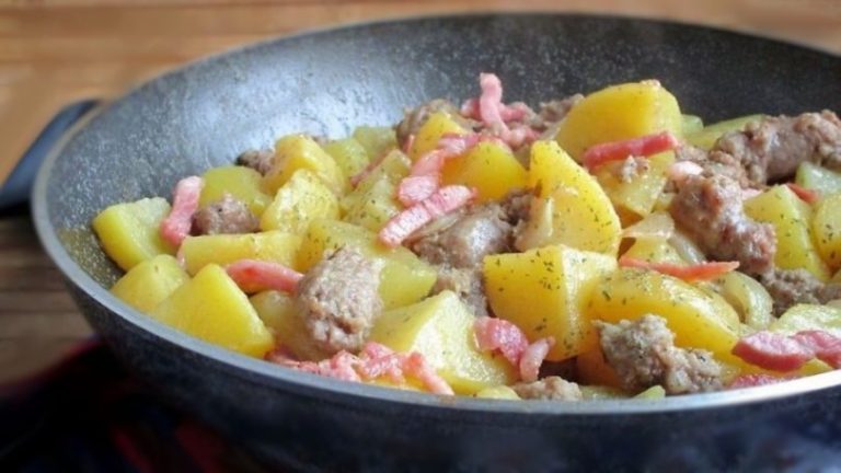 Poêlée aux pommes de terre saucisses et lardon croustillant