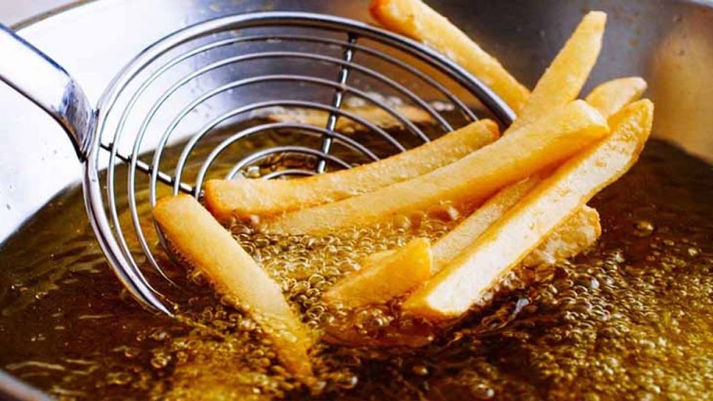 Comment éliminer les odeurs de fritures et de fumée de la cuisine ? 2 astuces simples et efficaces