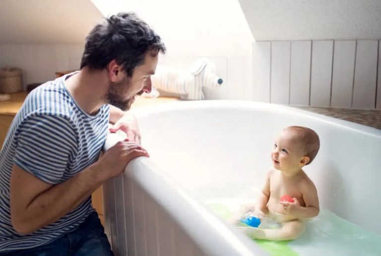 « Le père de ma fille se baigne nu avec elle et cela m’inquiète »