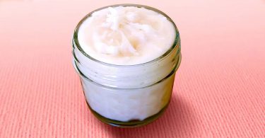 Crème au bicarbonate de soude, l’astuce secrète pour paraître plus jeune comment la préparer et l’utiliser