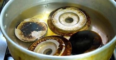 Comment nettoyer les anneaux de poêle brûlés ? 2 astuces simples et efficaces