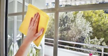 L’astuce pour laisser les vitres propres 3 fois plus longtemps : sans traces et pour moins de 10 cts d’euro
