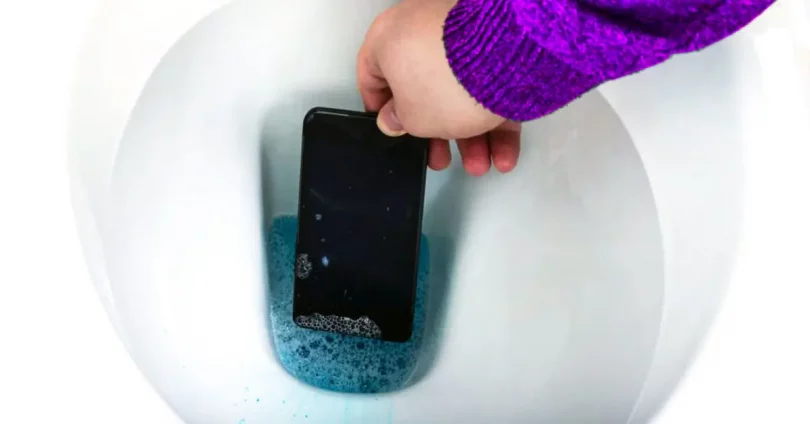 Si votre téléphone tombe dans l’eau, à la mer ou dans les WC, voici 3 astuces pour le sauver