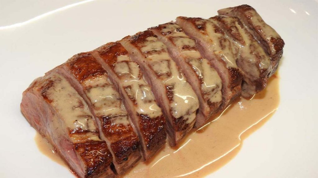 Magret de canard, sauce au foie gras